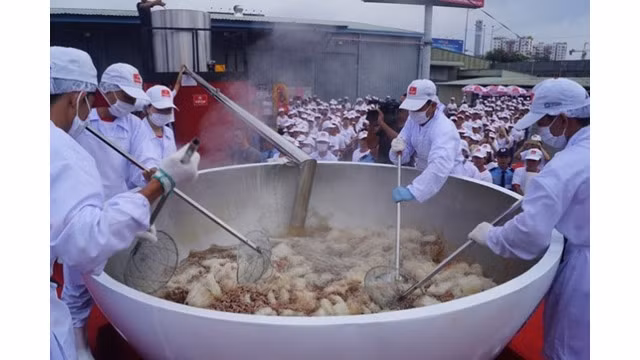 Le bol de « pho bo » de 1,3 tonnes obtient le record du monde Guinness. Photo : http://danviet.vn
