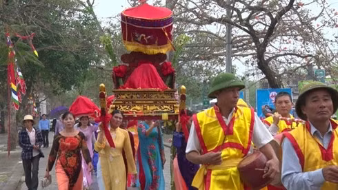 Cérémonie de procession de l'eau lors de la fête de l'ancienne capitale de Hoa Lu. Photo: NDEL.