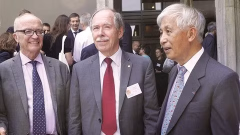 Jean Trân Thanh Vân (droite) et deux Prix Nobel, lors des 14èmes " Rencontres du Vietnam ", en mai dernier à Binh Dinh. Photo : CVN.