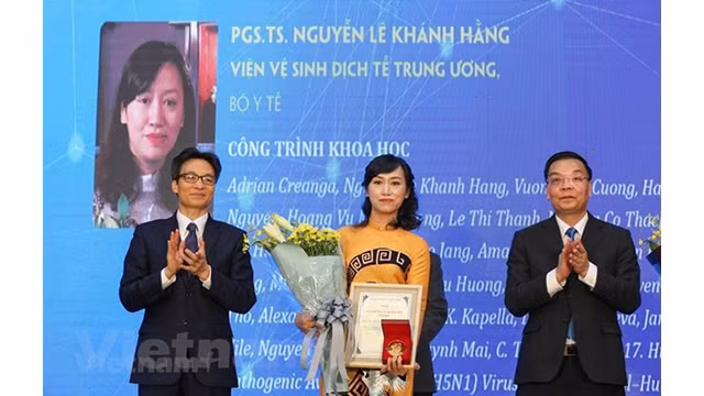 La professeur associée docteur Nguyên Lê Khanh Hang de l'Institut national d'hygiène et d'épidémiologie, qui est la première scientifique a obtenu le Prix Ta Quang Buu en 2019. Photo : VNA