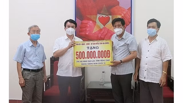 Hai Duong fait don de 500 millions de dôngs au Laos pour la prévention et le contrôle de Covid-19. Photo : thoidai.com.vn