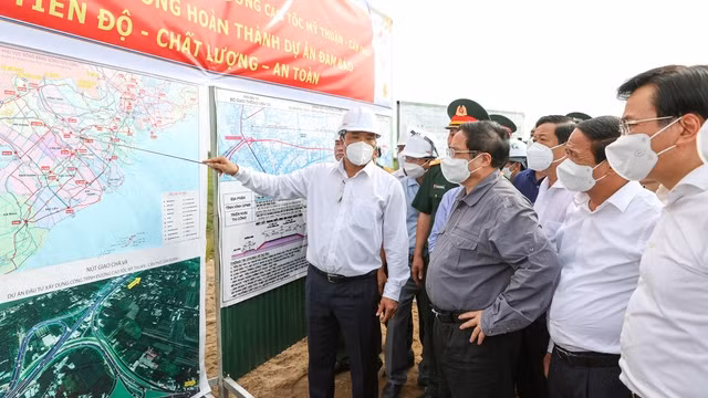 Le Premier ministre Pham Minh Chinh sur le chantier de l'autoroute My Thuân - Cân Tho. Photo : VGP.