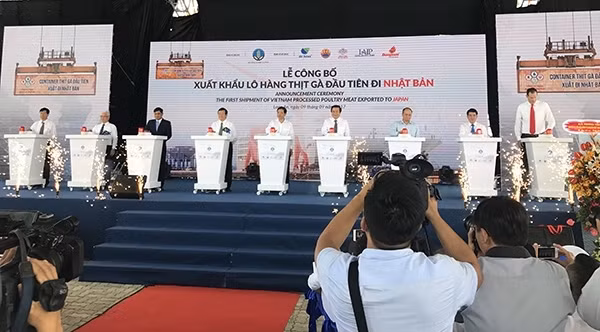La cérémonie de publication du premier lot de la viande de poulet vietnamien exporté vers le Japon. Photo : NDEL.