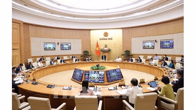 Le Premier ministre vietnamien, Pham Minh Chinh, dirige le 5 avril une visioconférence entre le gouvernement et les autorités des 63 provinces et villes du pays. Photo: VNA.