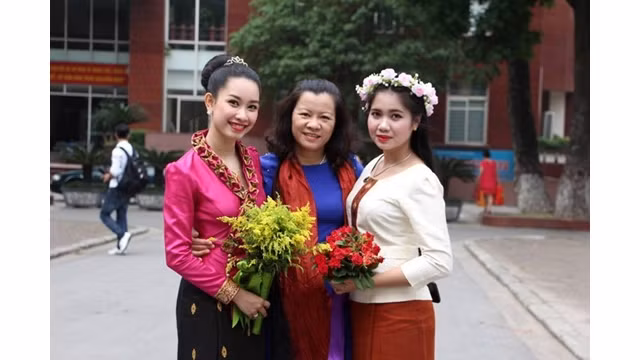 Les étudiants laotiens à Hanoi et leur professeur. Photo d'illustration: VNA