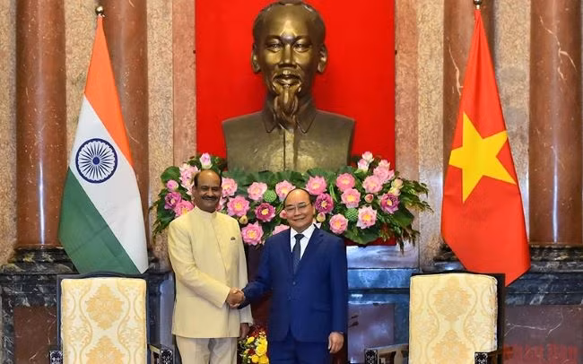 Le Président du Vietnam, Nguyên Xuân Phuc (à droite), et le Président de la Chambre du peuple indien (Chambre basse) Om Birla. Photo : NDEL.