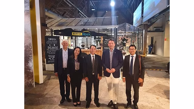  L'ambassadeur vietnamien aux Pays-Bas, Pham Viêt Anh, travaille avec Holland Circular Hotspot. Photo : baoquocte.vn