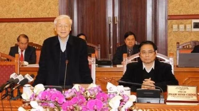 Le Secrétaire général du PCV, Nguyên Phu Trong (debout) prend la parole lors de la réunion du Secrétariat du PCV, le 23 février à Hanoi. Photo : VNA.