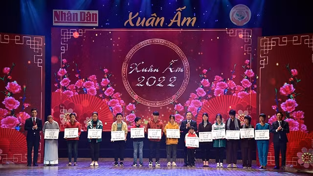 Des cadeaux du Fonds « Quy Hat giông Viêt » sont remis aux étudiants ayant obtenu d’excellents résultats scolaires au cours de l’année écoulée. Photo : NDEL.