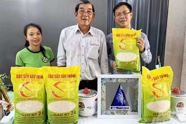 L'ingénieur Hô Quang Cua (centre). Photo : laodong.vn.