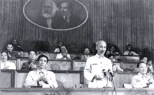 Le Président Hô Chi Minh prononce son discours au IIIe Congrès national du PCV.