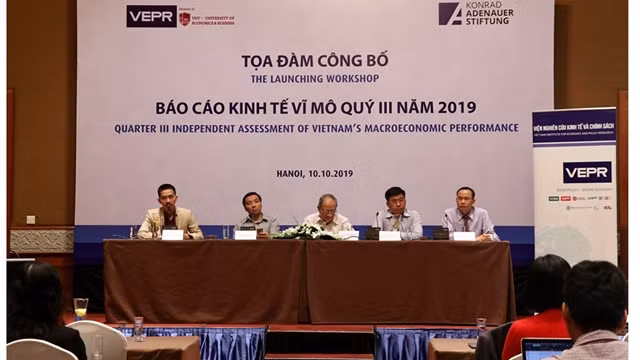 Atelier intitulé « Évaluation indépendante des performances macroéconomiques du Vietnam pour le 3e trimestre », le 10 octobre à Hanoi. Photo : CPV.