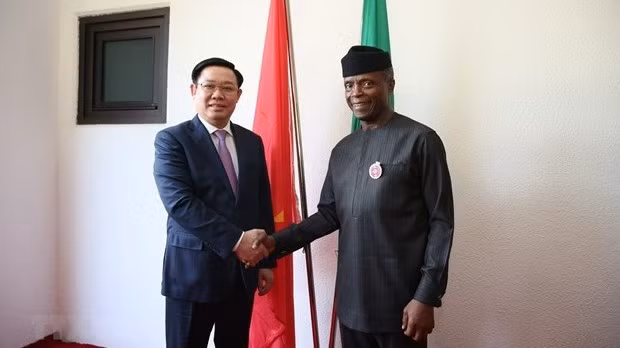 Le Vice-PM Vuong Dinh Huê (à gauche) et le Vice-Président de la République fédérale du Nigeria Yeni Osinbajo. Photo : VNA.