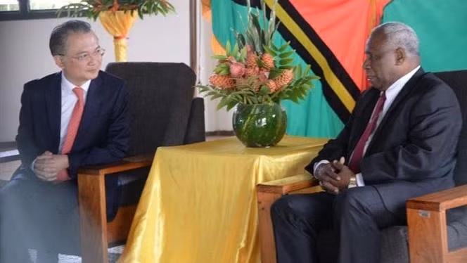 L’ambassadeur vietnamien en Australie et au Vanuatu, Ngô Huong Nam (à gauche), et le Président vanuatais Tallis Obed Moses. Photo : VNA.
