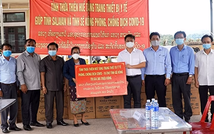 Des autorités de la province de Thua Thiên Huê offre du matériel médical à la province laotienne de Sekong. Photo : NDEL.