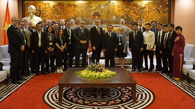 Photo de famille entre la délégation finlandaise et les représentants du Comité populaire de la ville de Hanoi, le 6 novembre, à Hanoi. Photo : hanoimoi.com.vn.