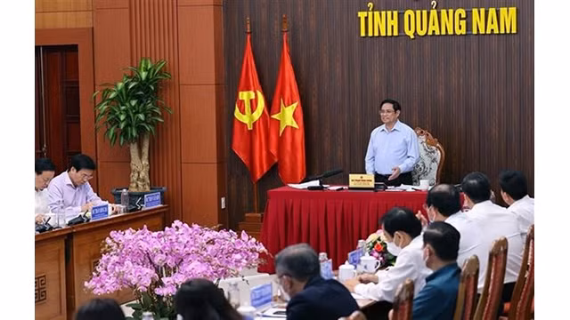 Le Premier ministre vietnamien, Pham Minh Chinh, travaille avec des dirigeants locaux. Photo : VNA.