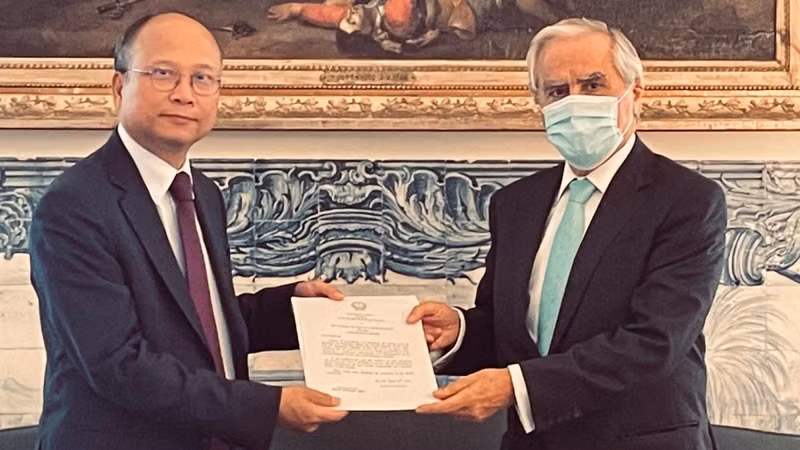 L'ambassadeur du Vietnam accrédité auprès du Portugal, Dinh Toàn Thang (à gauche) remet ses lettres de créance au Président portugais Marcelo Rebelo de Sousa, le 20 octobre à Lisbonne. Photo : VOV.