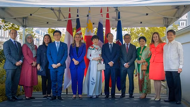L'ambassadeur du Vietnam aux Pays-Bas, Pham Viêt Anh et les délégués à la cérémonie du lever de drapeau de l’ASEAN. Photo : baoquocte.vn