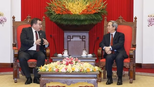 Le chef de la Commission économique du CC du PCV, Nguyên Van Binh (à droite) et le ministre des Finances et des Sports et Loisirs et le ministre associé des Arts, de la Culture et du Patrimoine de la Nouvelle-Zélande, Grant Robertson. Photo : VNA.