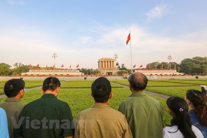 Lors de la Fête nationale, des Vietnamiens dans l’ensemble du pays ont afflué vers la Place historique Ba Dinh pour assister à la cérémonie du levée du drapeau et rendre hommage au Président Ho Chi Minh dans son mausolée. Photo : VNA.