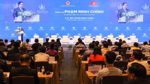 Le Premier ministre vietnamien, Pham Minh Chinh, prend la parole lors du 4e Forum économique du Vietnam. Photo : VGP.