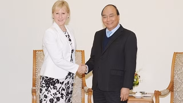 Le PM vietnamien, Nguyên Xuân Phuc (à droite), et la ministre suédoise des Affaires étrangères, Margot Wallström, le 22 novembre, à Hanoï. Photo : NDEL.