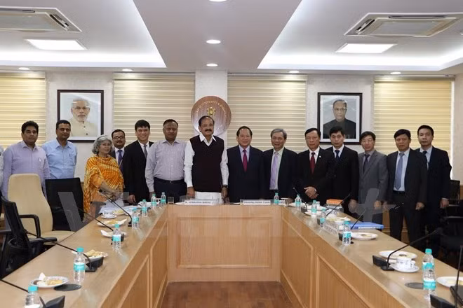 Le ministre vietnamien de l’Information et des Communications, Truong Minh Tuân, a rencontré le ministre indien de l’Information et de la Radiodiffusion, Venkaiah Naidu, le 27 mars, à New Delhi. Photo: VNA.