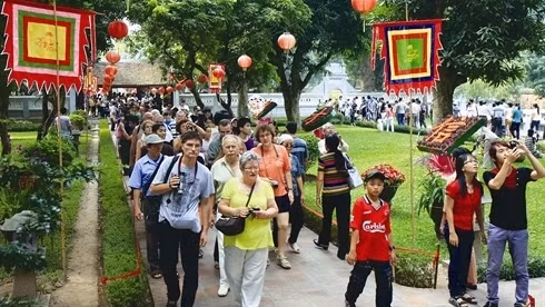 Hanoi séduit les touristes étrangers avec ses pagodes, palais, maisons coloniales et sa vie bouillonnante. Photo: VNA.