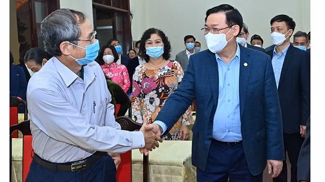 Le Président de l'AN Vuong Dinh Huê (à droite) lors de la Journée du grand bloc d'union nationale dans la zone résidentielle No 6, quartier de Quan Thanh, arrondissement de Ba Dinh. Photo : hanoimoi.com.vn.