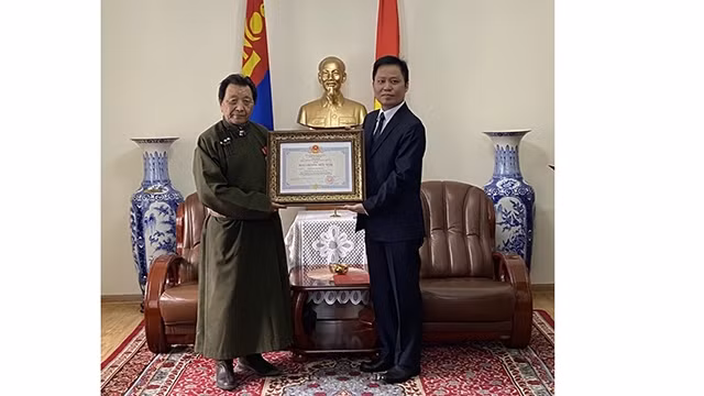 Le professeur Sonomish Dashtsevel, président de l’Association d’amitié Mongolie - Vietnam (à gauche) lors de la cérémonie de remise de la médaille de l’amitié du Président vietnamien. Photo : thoidai.com.vn.