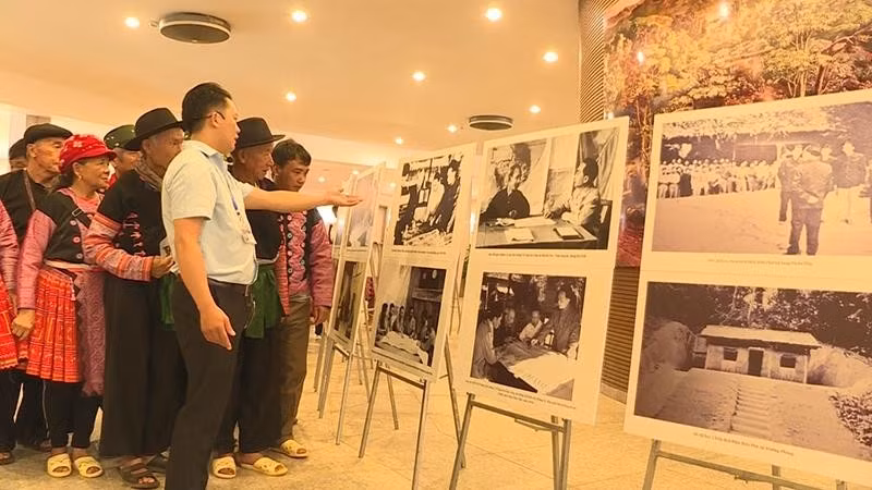 Des visiteurs à l'exposition sur le général Vo Nguyên Giap. Photo : NDEL.