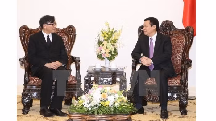 Le Vice-Premier ministre vietnamien, Vuong Dinh Huê (à droite), reçoit l’Ambassadeur de Thaïlande au Vietnam, Manopchai Vongphakdi. Photo: VNA.