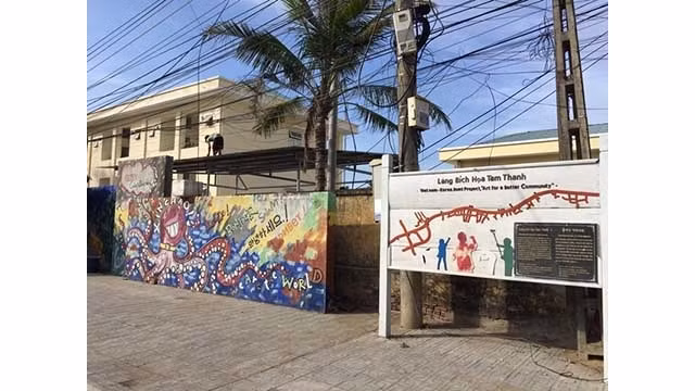 Le panneau indique «Le village de fresques de Tam Thanh ». Photo: NDEL