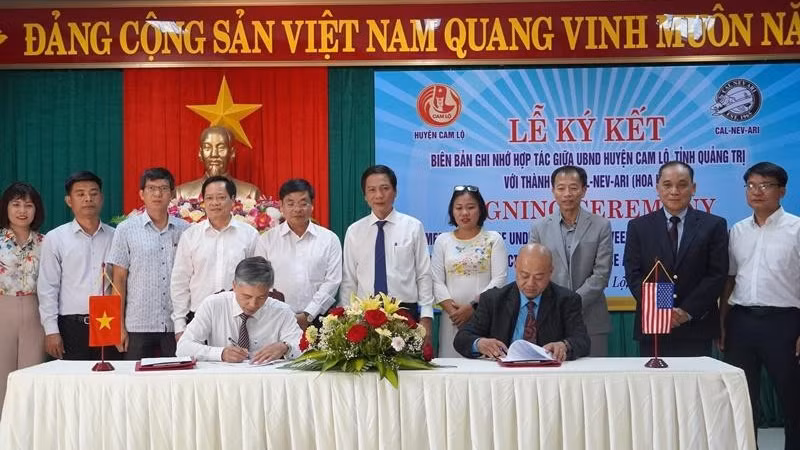 Cérémonie de signature du mémorandum de coopération entre la ville de Cal-Nev-Ari et le district de Cam Lô. Photo : thoidai.com.vn.