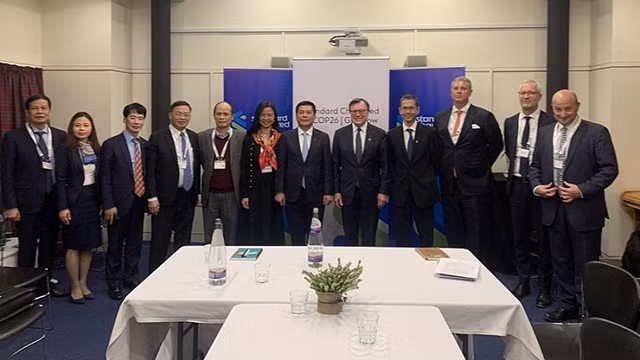Lors d’un dialogue entre le président de la Banque Standard Chartered, Jose Vinals et le ministre vietnamien du Commerce et de l’Industrie, Nguyên Hong Diên. Photo: congthuong.vn