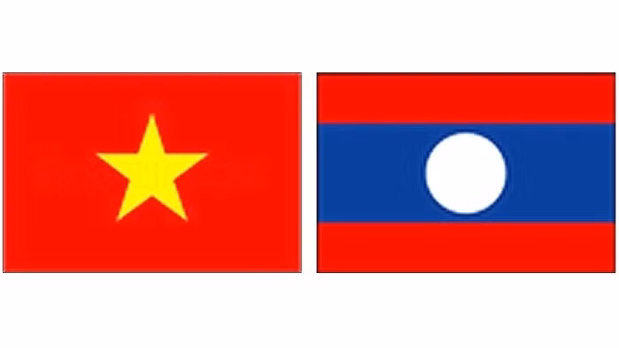 Les drapeaux du Vietnam et du Laos. Photo: NDEL.