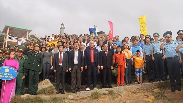 Cérémonie de salut au drapeau national à l’occasion du Nouvel An 2020, le 1er janvier à Phu Yên (au Centre). Photo : NDEL.