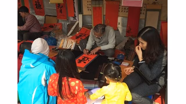 Un calligraphe en train de montrer son savoir-faire lors de la Fête printanière de la calligraphie 2018. Photo : CVN.