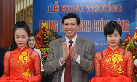 Nguyên Duc Long, président du Conseil populaire de la province de Quang Ninh, inaugure le Centre administratif public de la ville de Ha Long. Photo: VOV.