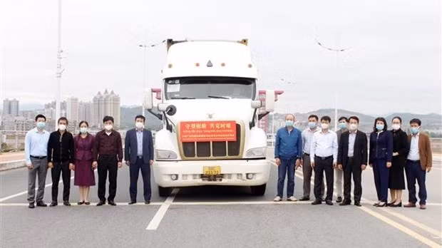 Cérémonie de réception des dons du Guangxi. Photo : VNA.