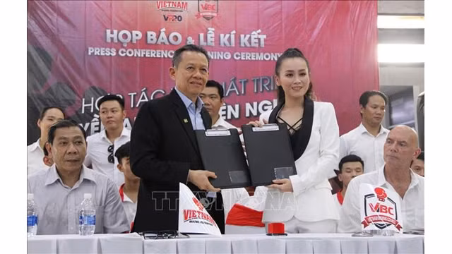 La signature d'un mémorandum de coopération pour le développement de la boxe professionnelle vietnamienne. Photo : VNA