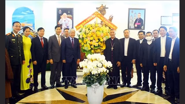Le président du Comité central du Front de la Patrie du Vietnam, Dô Van Chiên (1er plan, à gauche) avec les prêtres et dignitaires du diocèse de Vinh. Photo : VNA.