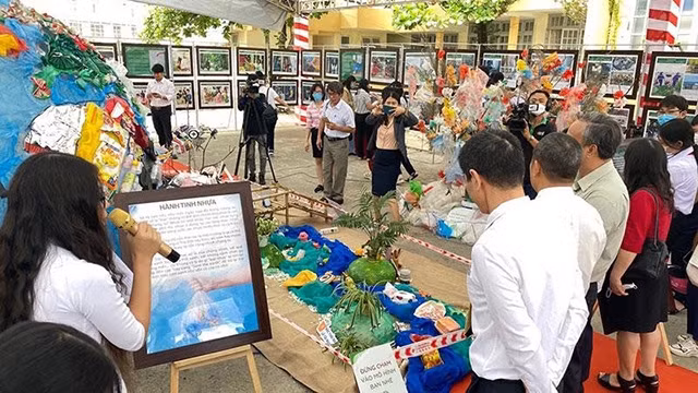 Les visiteurs lors de l'exposition sur la prévention et le contrôle des déchets plastiques. Photo : NDEL.