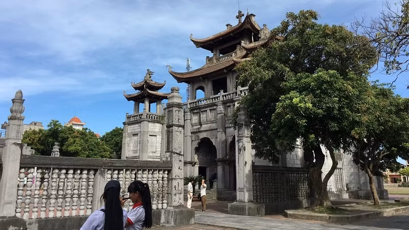 Après le Têt, les Vietnamiens se rendent dans les pagodes et les temples pour solliciter chance et bonheur. Photo: DH/NDEL.