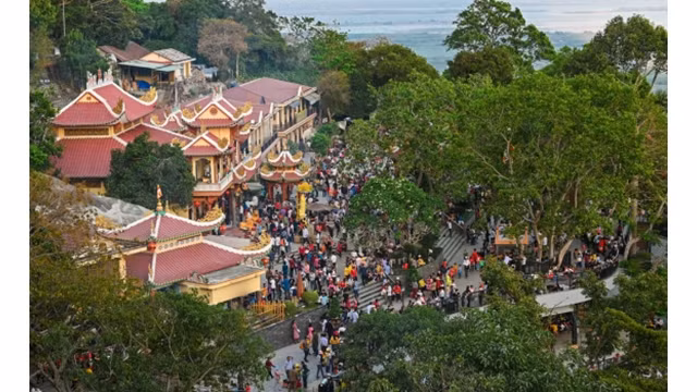 La fête de la Déesse Mère de Linh Son attire beaucoup de visiteurs. Photo : zing.vn