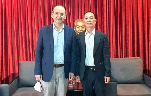 L’ambassadeur vietnamien, Dô Son Hai (à droite) et l’ambassadeur de Turquie au Vietnam, Haldun Tekneci. Photo : baoquocte.vn.