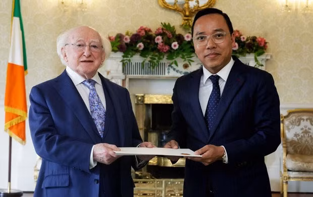 L'ambassadeur du Vietnam au Royaume-Uni et en Irlande, Nguyên Hoàng Long (à droite), présente ses lettres de créances au Président irlandais, Michael D.Higgins. Photo : VNA.