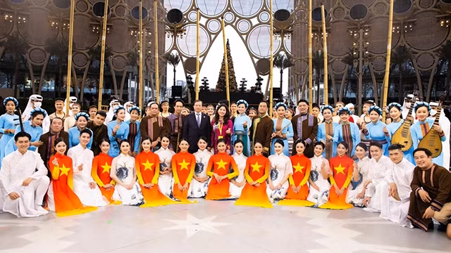 Le vice-ministre de la Culture, des Sports et du Tourisme Ta Quang Dông et des artistes vietnamiens participent à l’EXPO 2020 Dubaï. Photo : VOV.