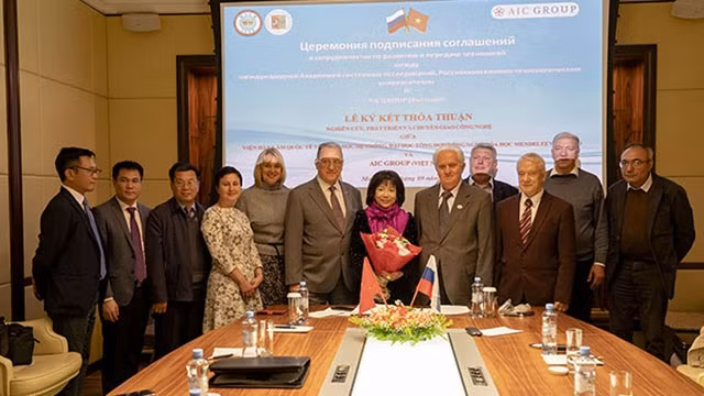 Cérémonie de signature de l’accord sur le transfert de nouvelles technologies entre l'AIC et l'IASS et l'Université russe de technologie chimique de Mendeleïev, le 15 septembre à Moscou. Photo : NDEL.